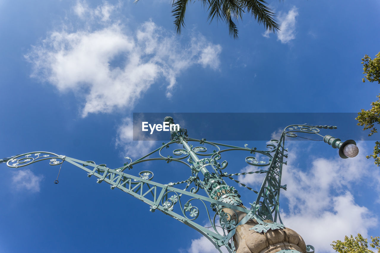 LOW ANGLE VIEW OF STATUE AGAINST BLUE SKY