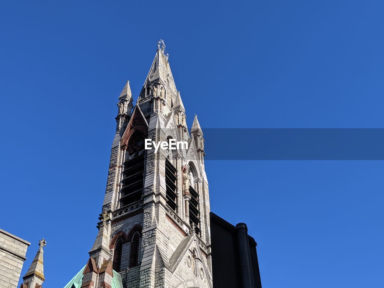 LOW ANGLE VIEW OF CLOCK TOWER AGAINST SKY