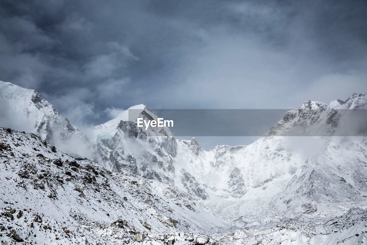 Scenic view of mt everest against sky