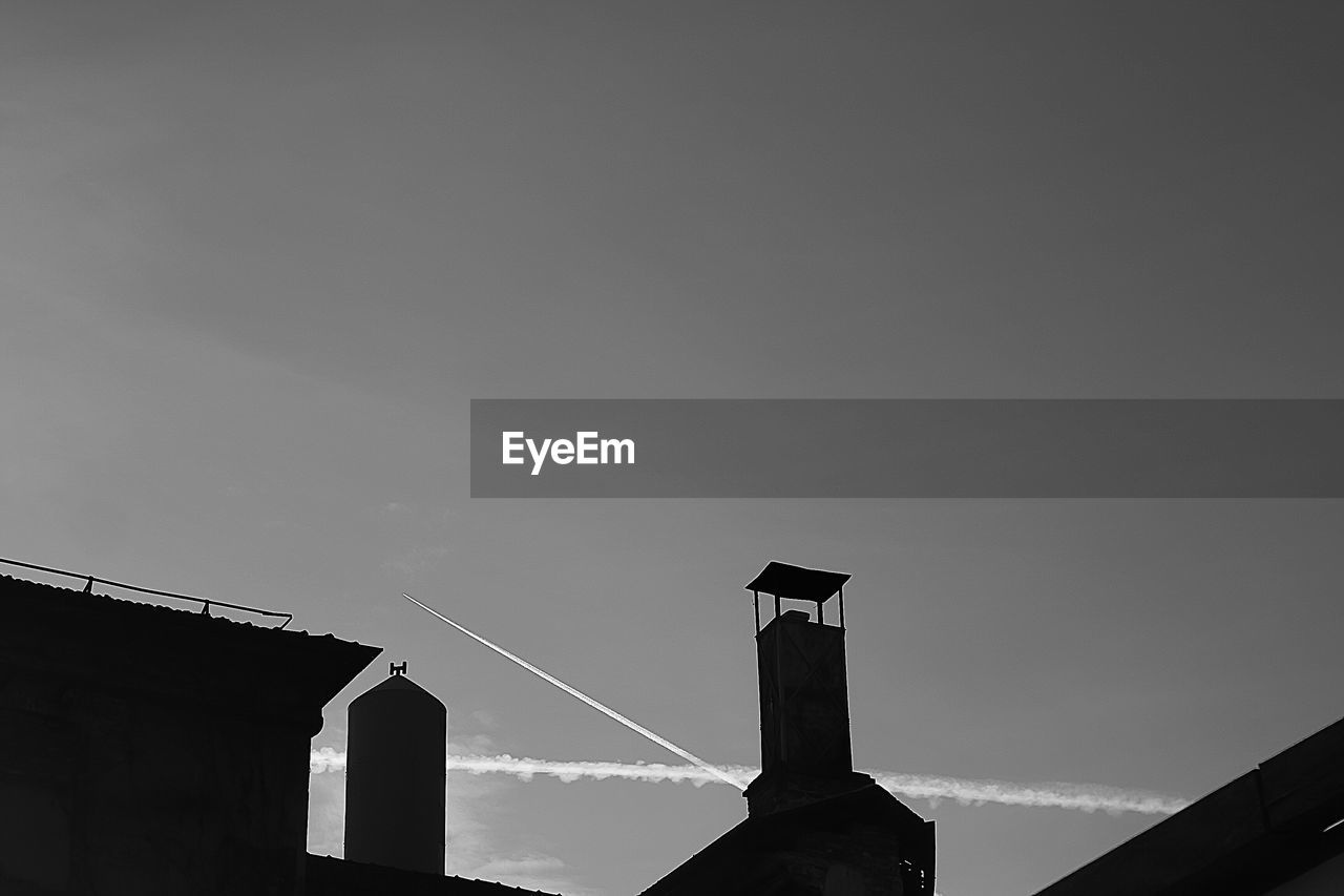 LOW ANGLE VIEW OF BUILT STRUCTURE AGAINST THE SKY