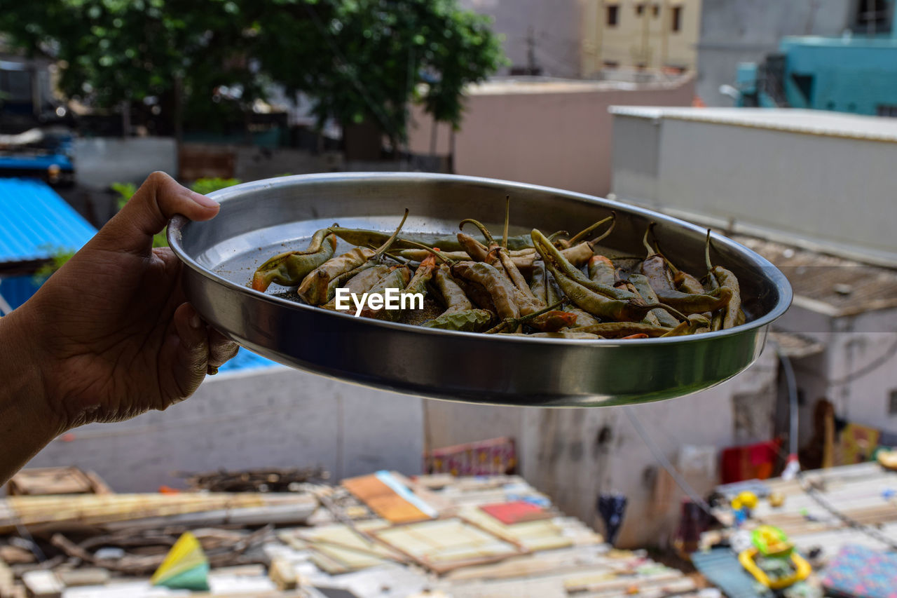 PERSON HOLDING FOOD IN MARKET