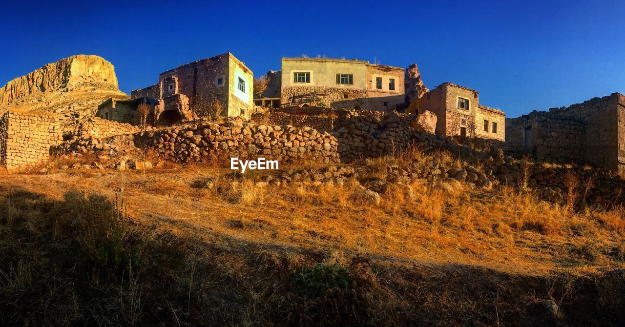 LOW ANGLE VIEW OF HISTORICAL BUILDING AGAINST SKY