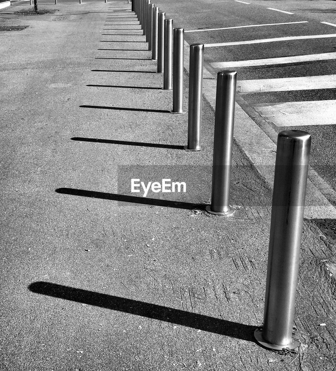 HIGH ANGLE VIEW OF EMPTY BENCH IN PARK