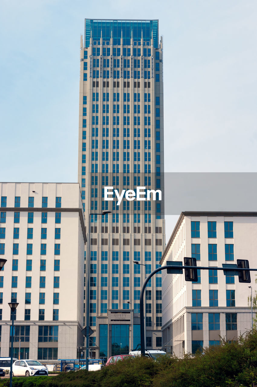 LOW ANGLE VIEW OF MODERN BUILDING AGAINST SKY