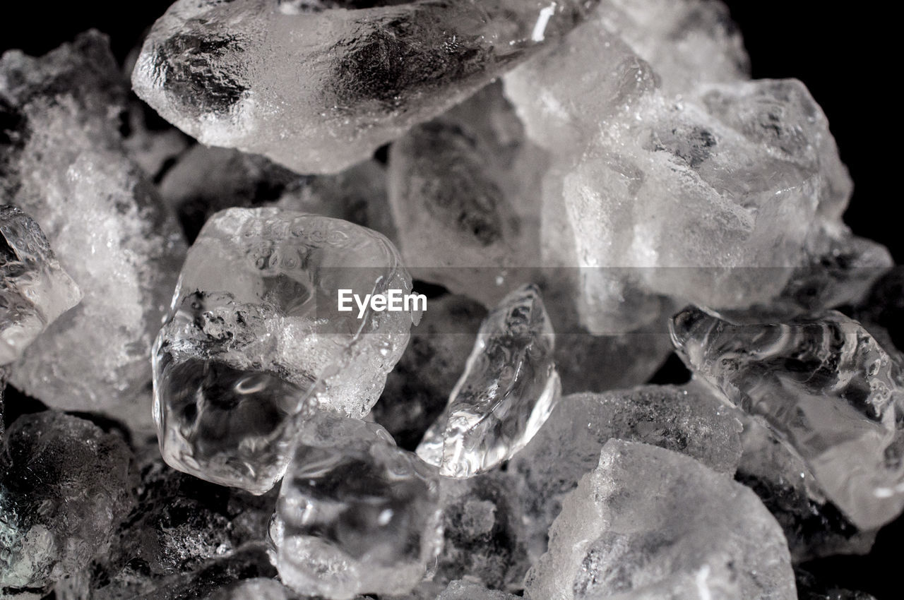 FULL FRAME SHOT OF ROCKS AGAINST STONE