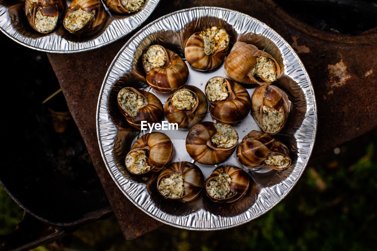 HIGH ANGLE VIEW OF MUSHROOMS IN CONTAINER