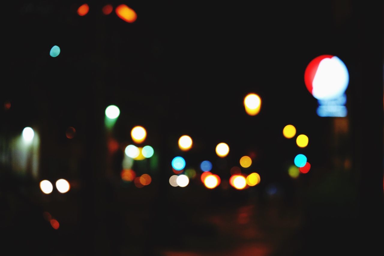 DEFOCUSED IMAGE OF ILLUMINATED LIGHTS