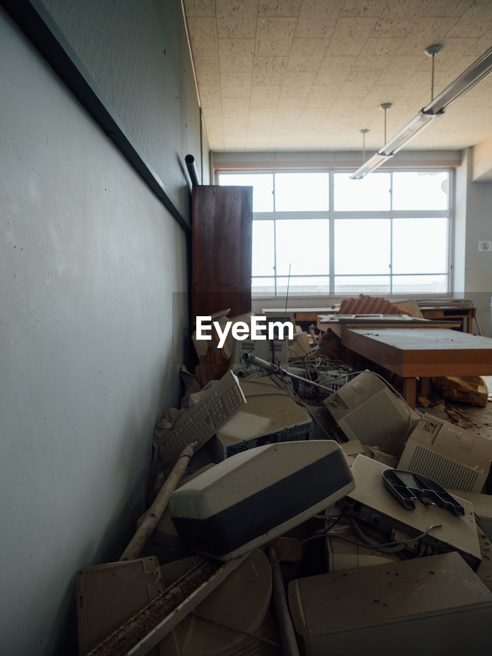 VIEW OF AN ABANDONED ROOM