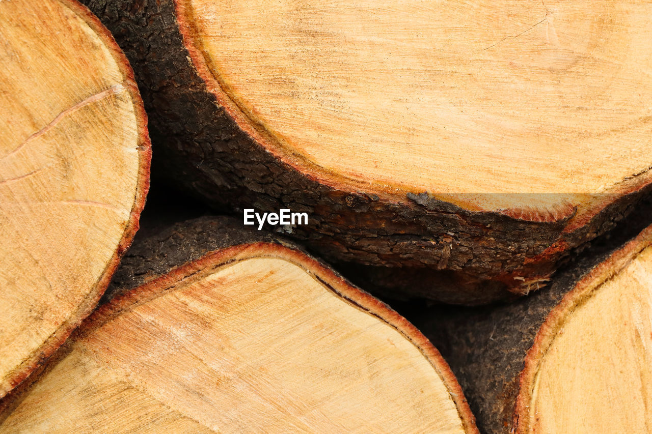 FULL FRAME SHOT OF LOGS IN WOODEN LOG