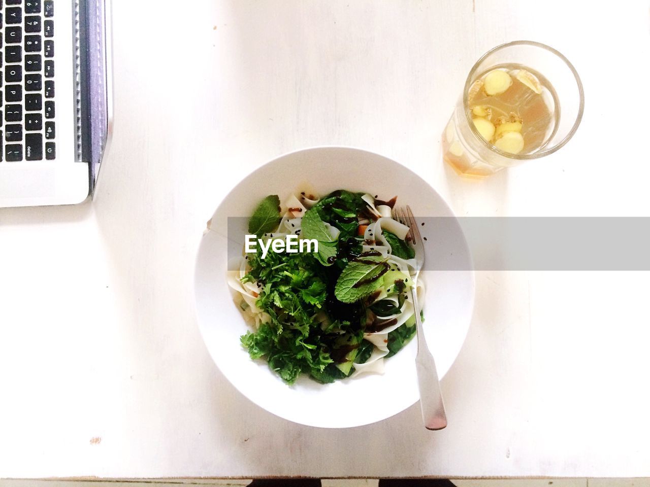 HIGH ANGLE VIEW OF DRINK ON TABLE