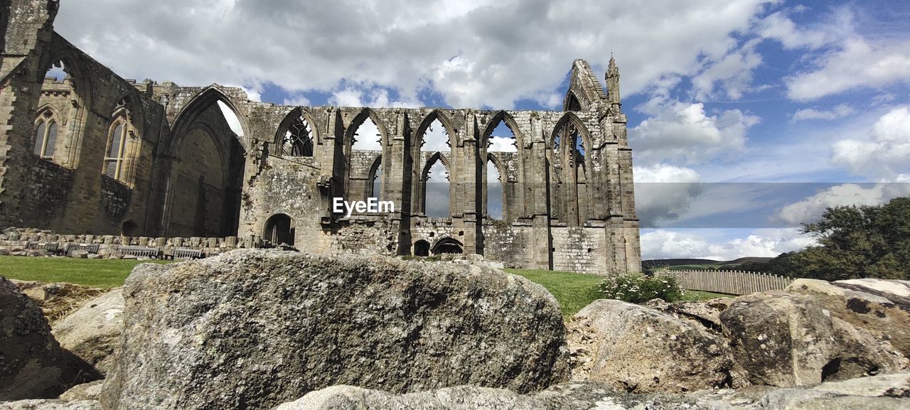 OLD RUINS AGAINST CLOUDY SKY