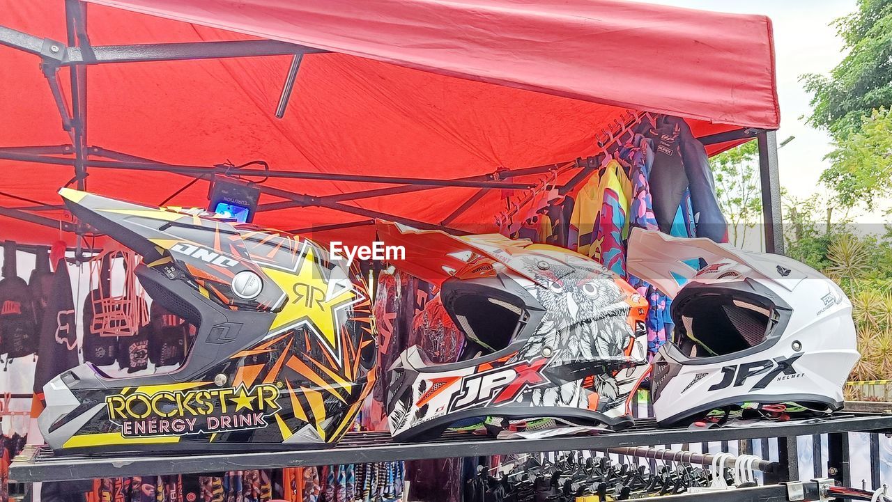 multi colored, architecture, day, no people, built structure, outdoors, creativity, vehicle, graffiti