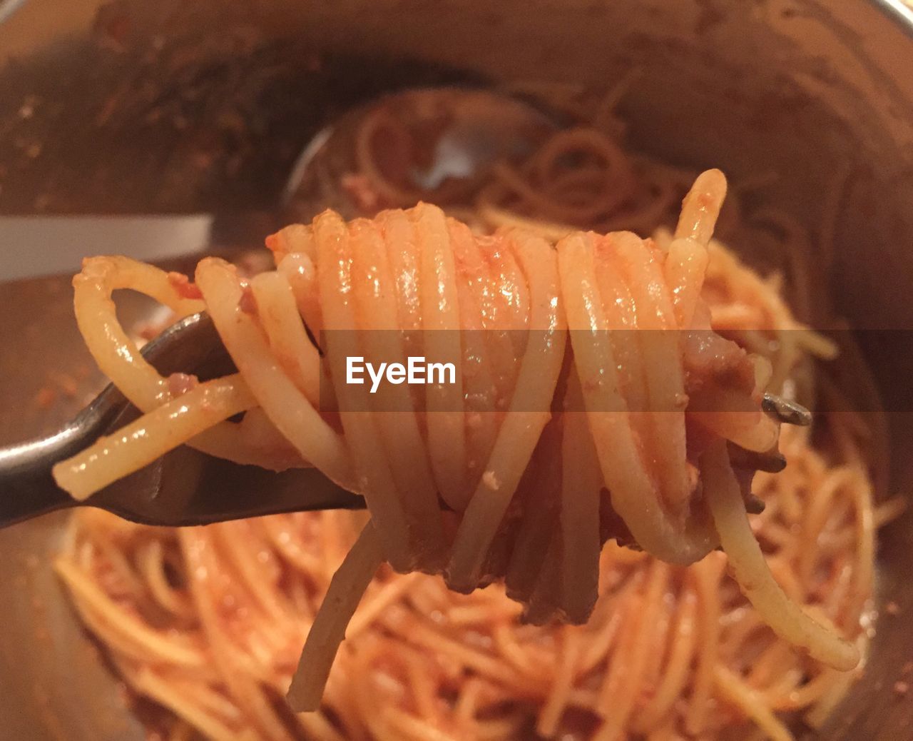 HIGH ANGLE VIEW OF ICE CREAM IN COOKING PAN