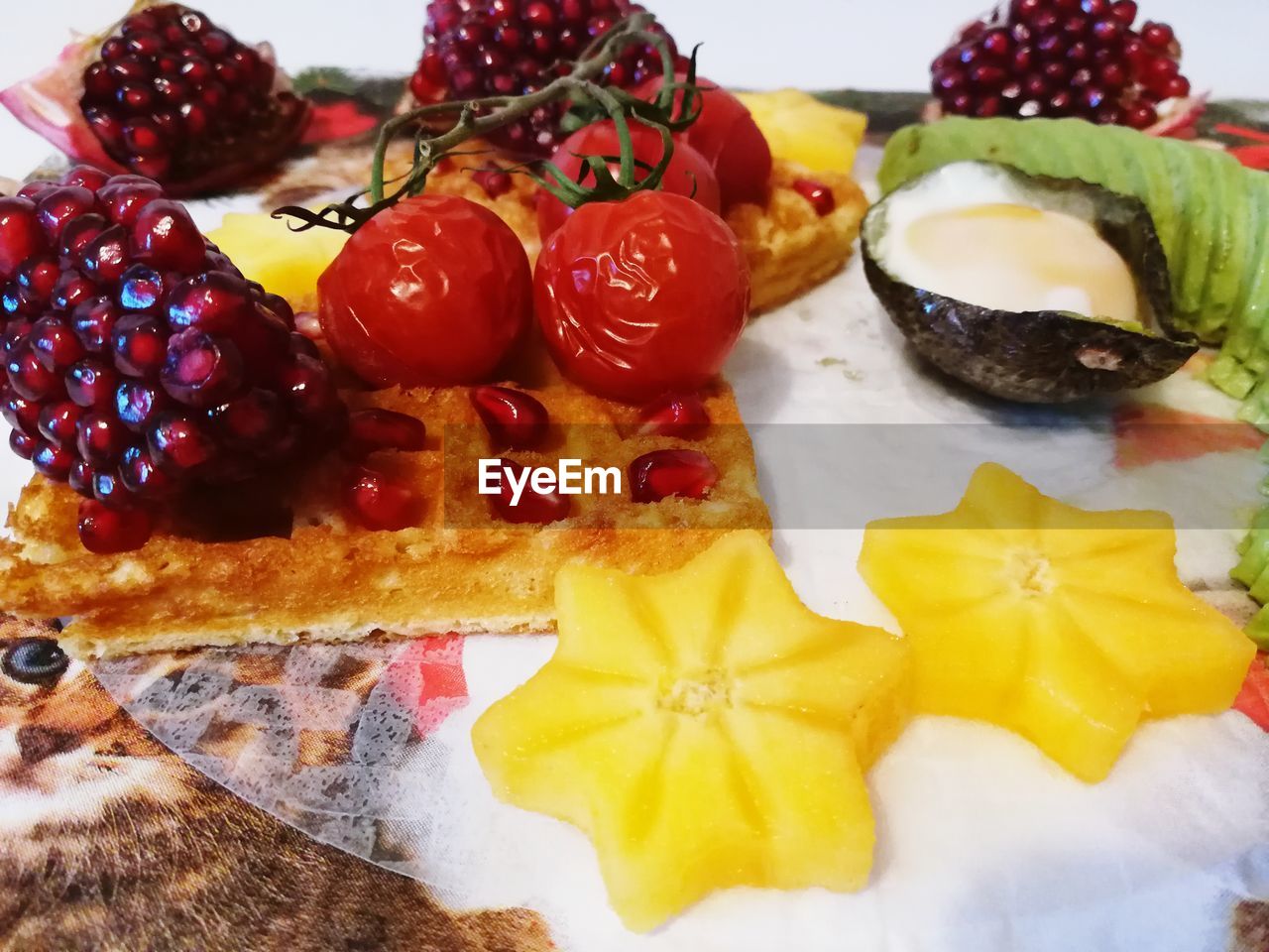 CLOSE-UP OF FRESH STRAWBERRIES IN PLATE WITH FRUITS