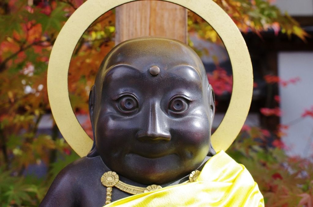 CLOSE-UP OF STATUE