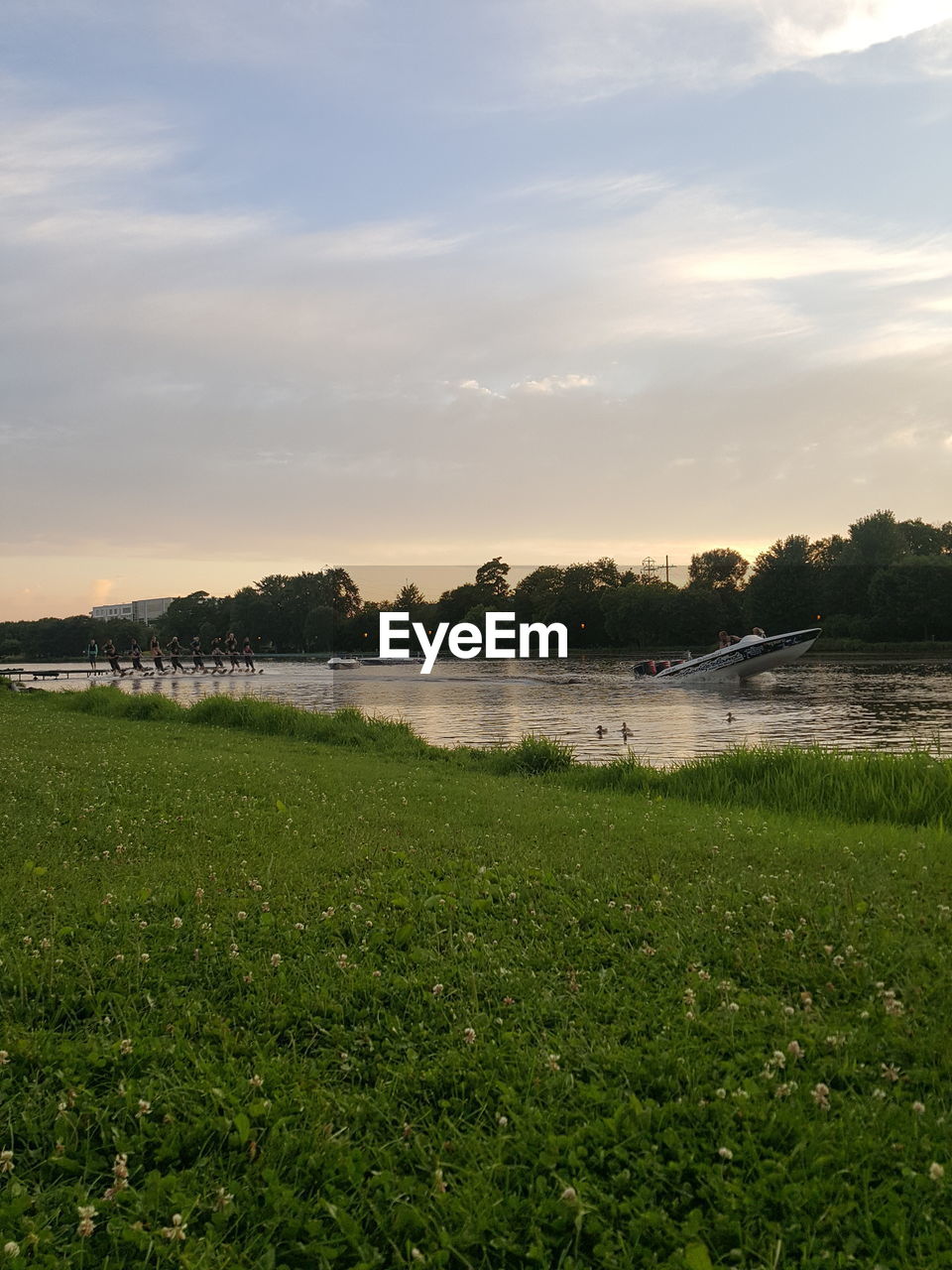 IDYLLIC VIEW OF LAKE AGAINST SKY DURING SUNSET