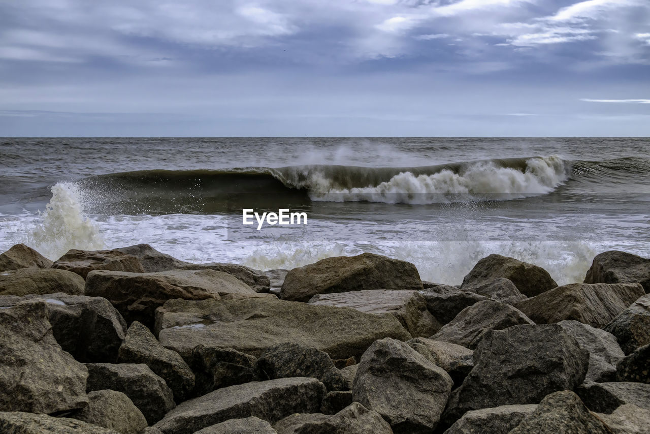 SCENIC VIEW OF ROCKY BEACH