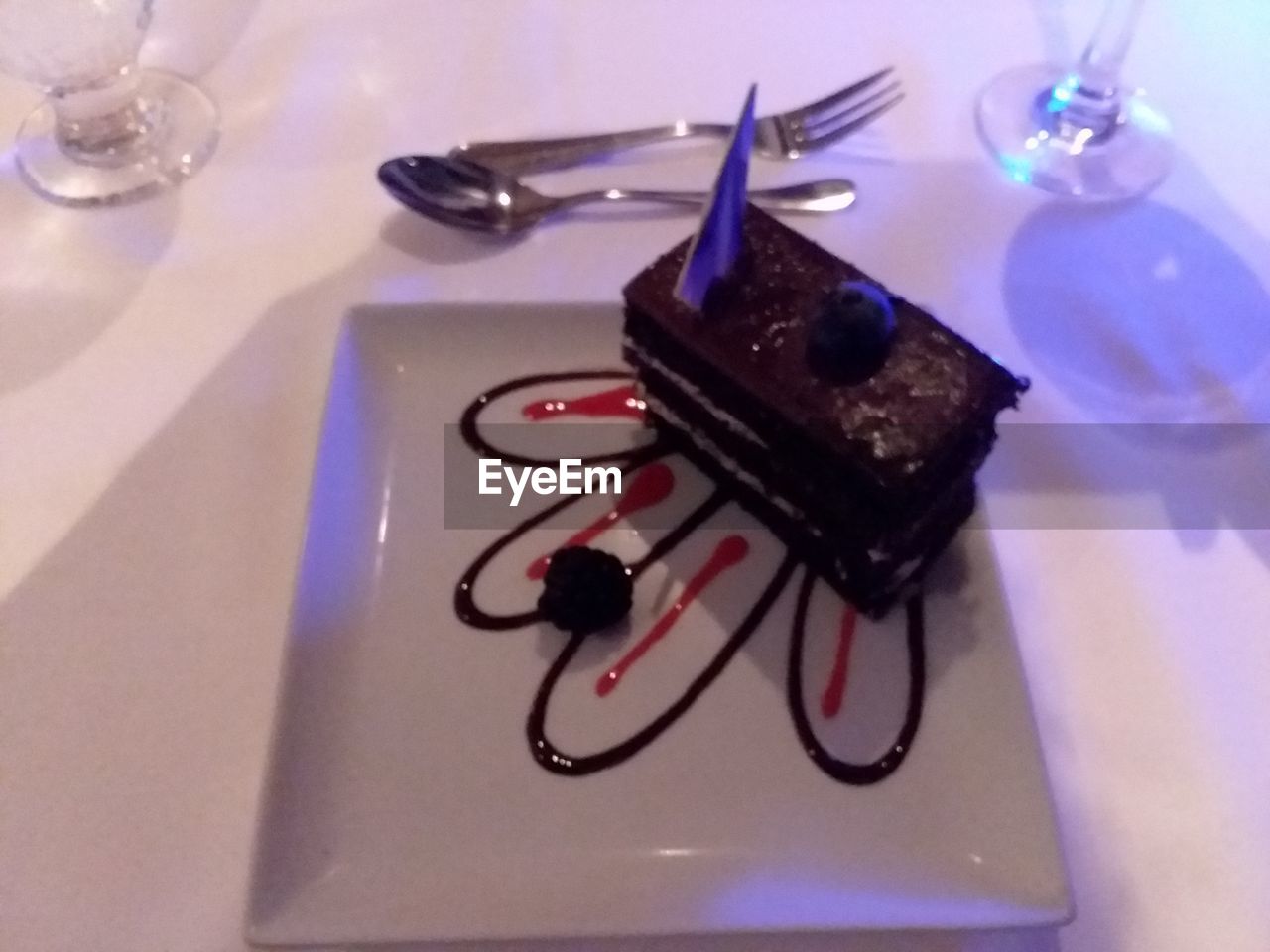 HIGH ANGLE VIEW OF CHOCOLATE CAKE ON PLATE