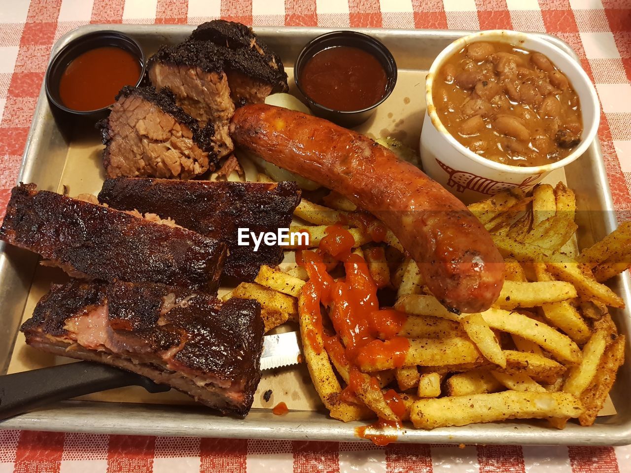 HIGH ANGLE VIEW OF FOOD IN PLATE