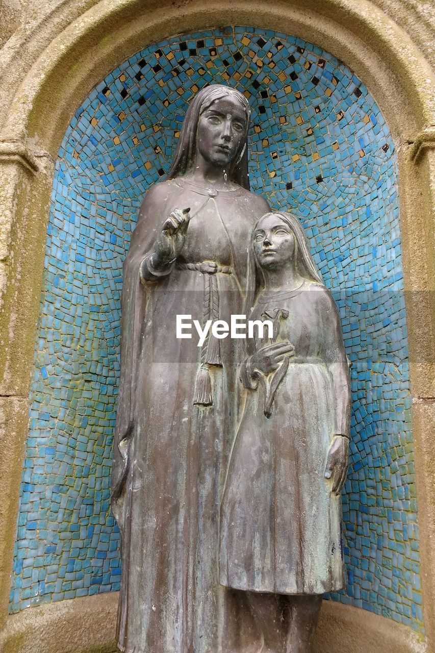 LOW ANGLE VIEW OF STATUE AGAINST CATHEDRAL