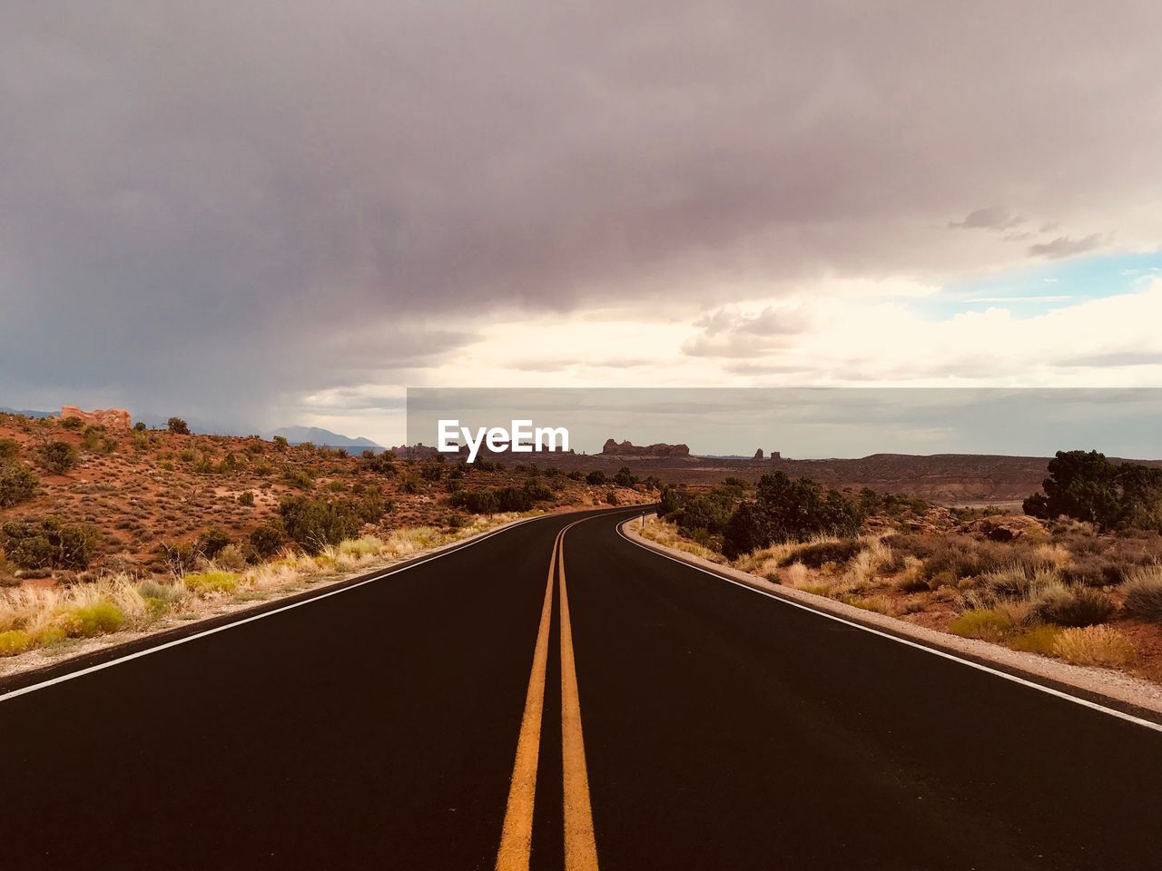 EMPTY ROAD ALONG LANDSCAPE AGAINST SKY