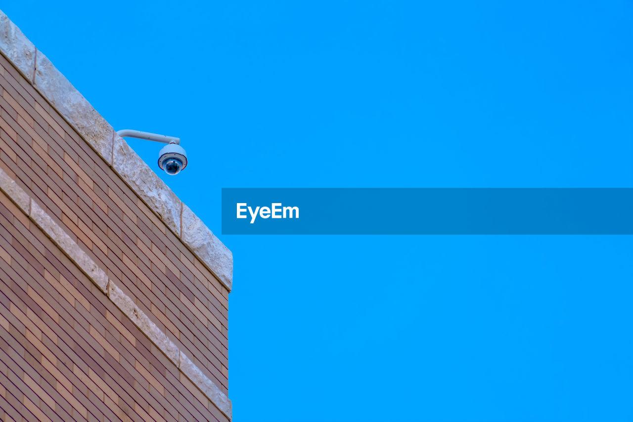 LOW ANGLE VIEW OF BUILDINGS AGAINST CLEAR BLUE SKY