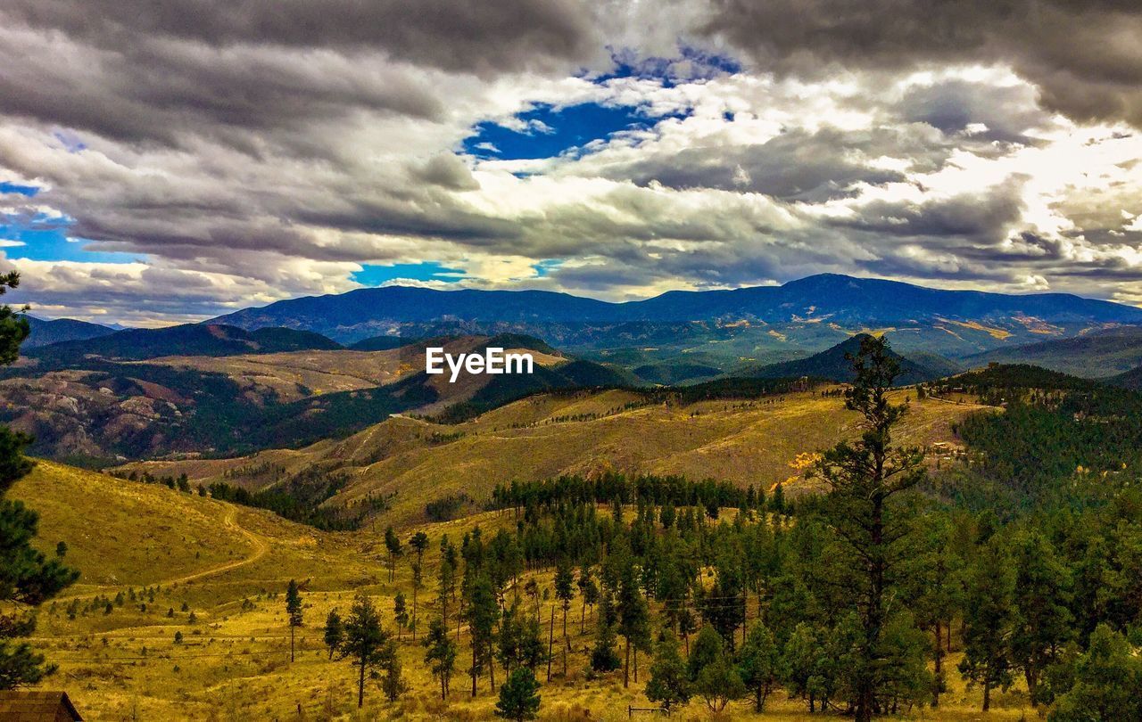 PANORAMIC VIEW OF LANDSCAPE AND MOUNTAINS AGAINST SKY