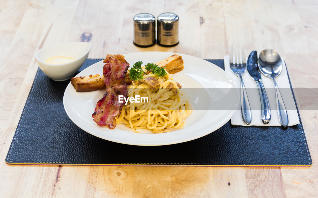 HIGH ANGLE VIEW OF FOOD SERVED IN PLATE