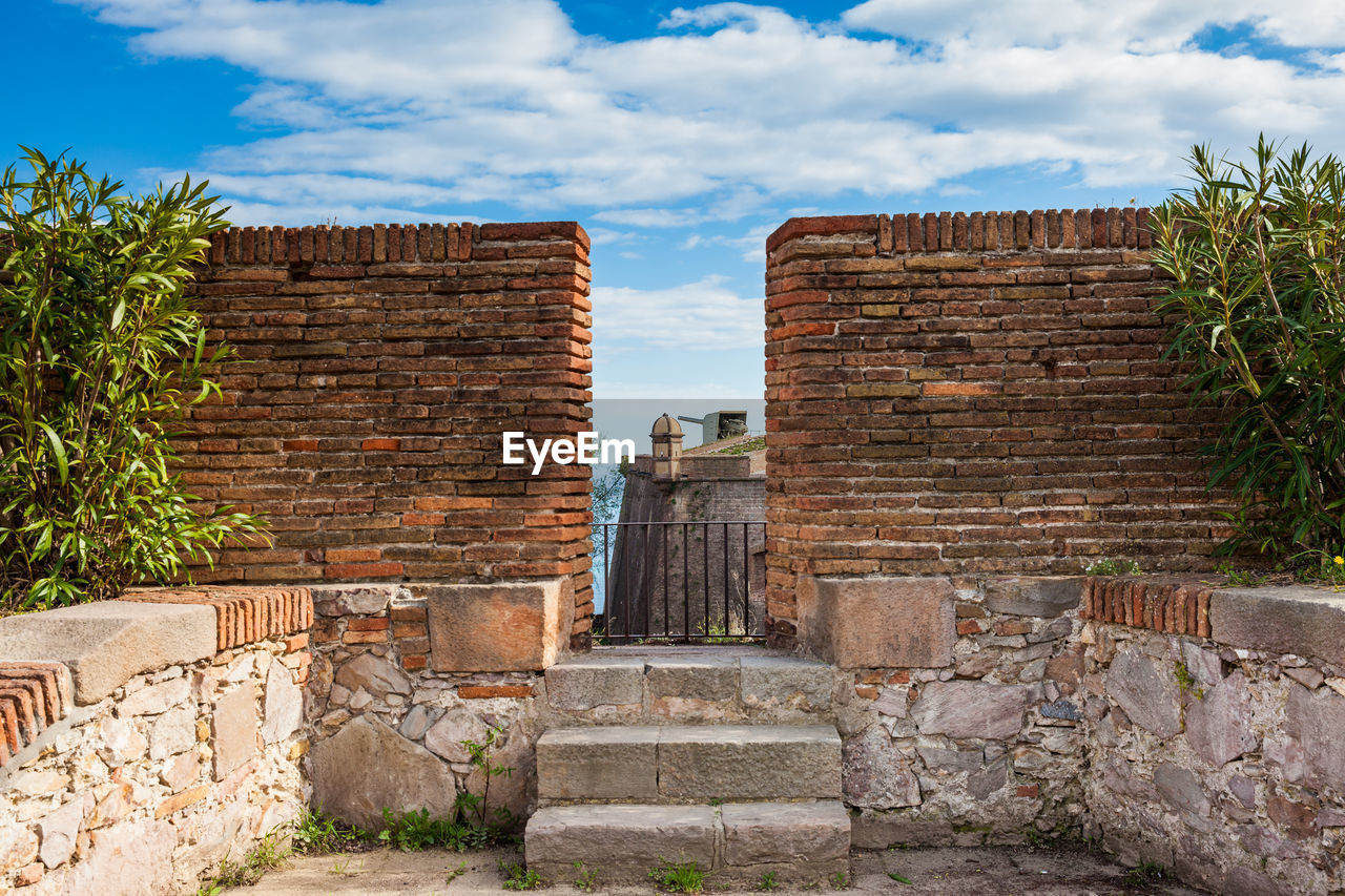 VIEW OF OLD BUILDING AGAINST SKY