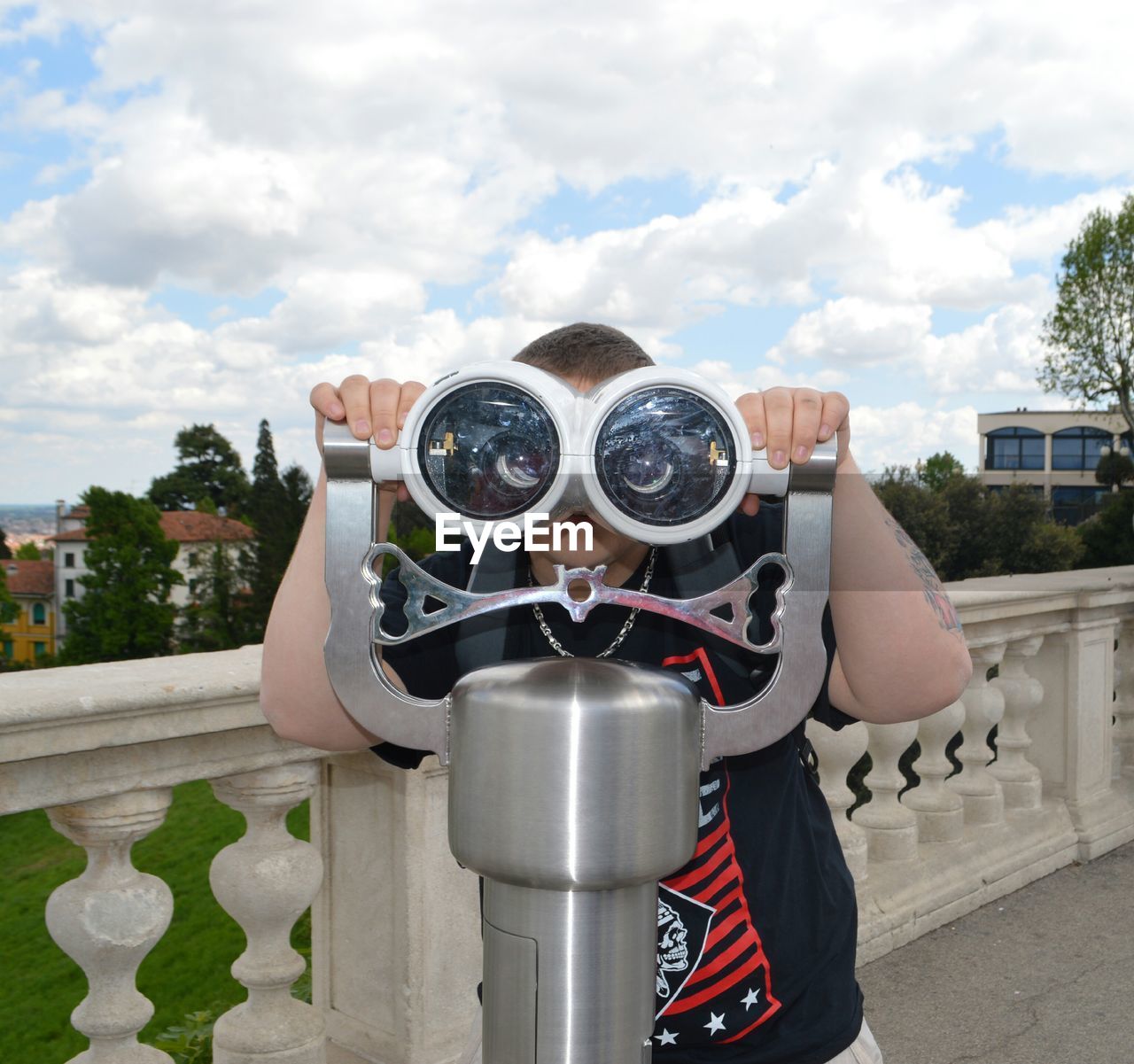 MIDSECTION OF MAN AGAINST SKY