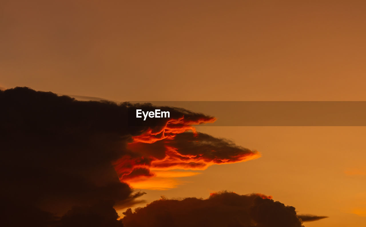 At sunset, there are reddish clouds in the sky.