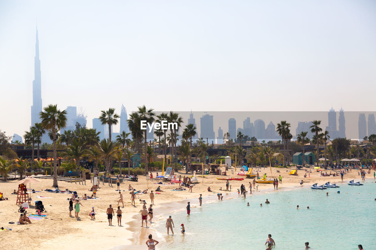 La mer is new beach area of dubai,  wide boulevards, palm trees, graffiti, cafes and restaurants. 