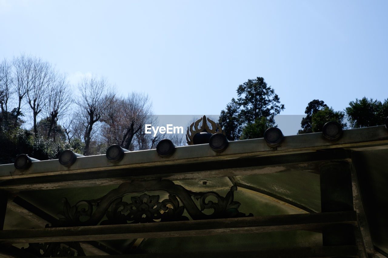 LOW ANGLE VIEW OF BUILT STRUCTURE AGAINST CLEAR BLUE SKY