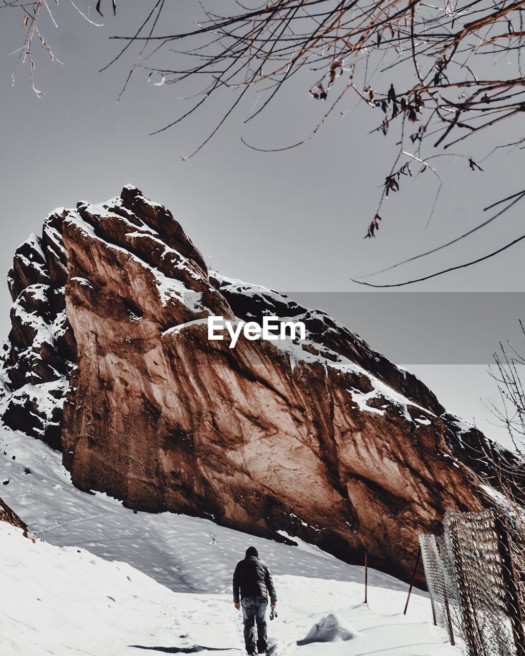 SNOW COVERED MOUNTAIN AGAINST SKY