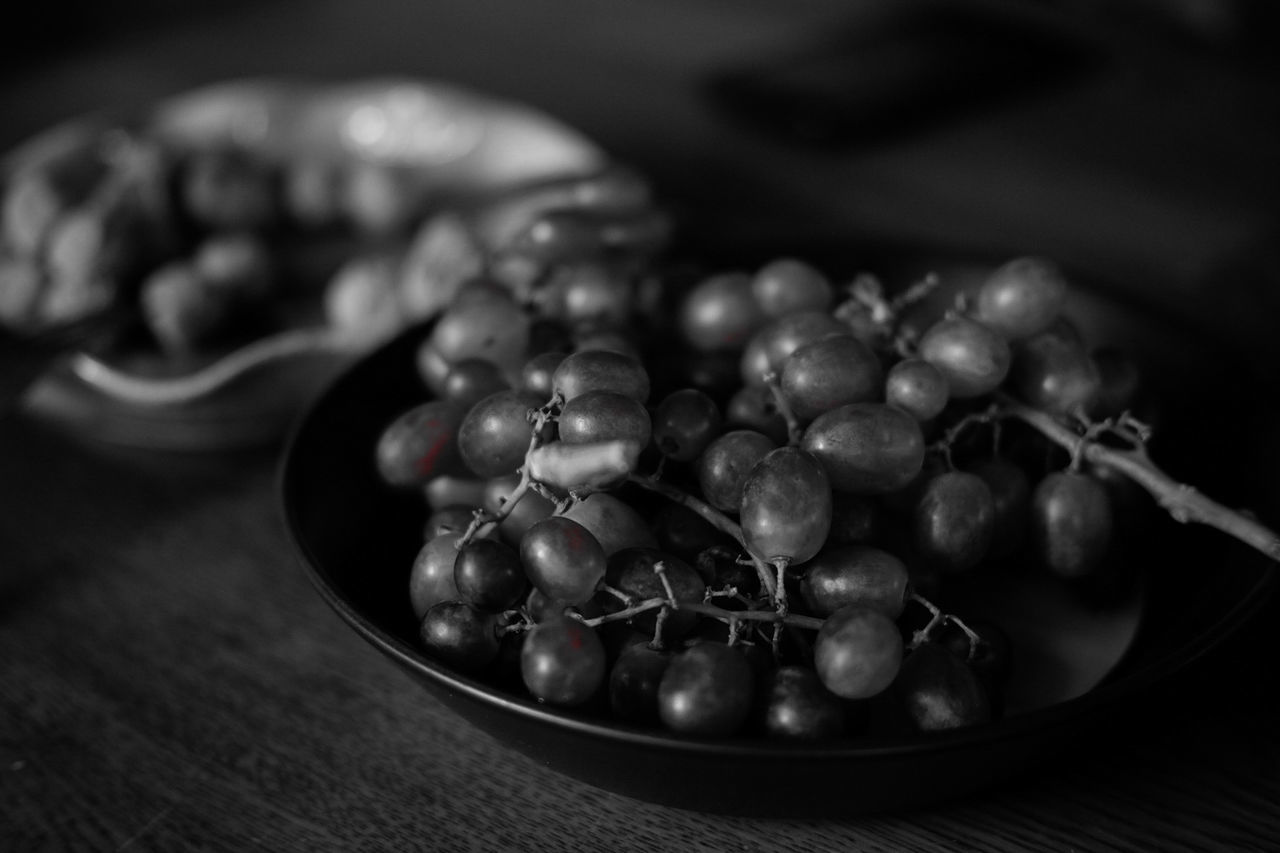 CLOSE-UP OF FRUIT IN BOWL