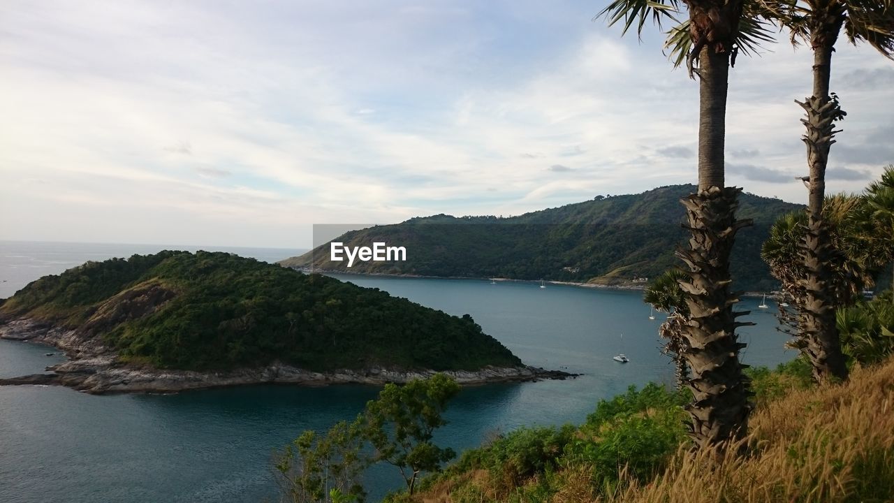 SCENIC VIEW OF SEA BY MOUNTAIN AGAINST SKY