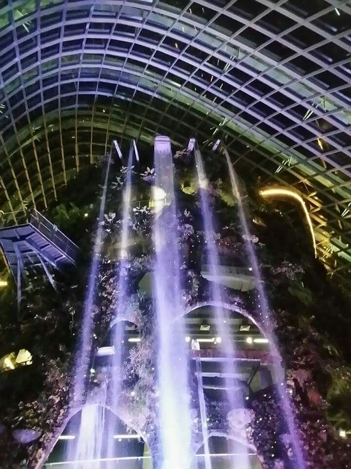 VIEW OF FOUNTAIN IN CITY