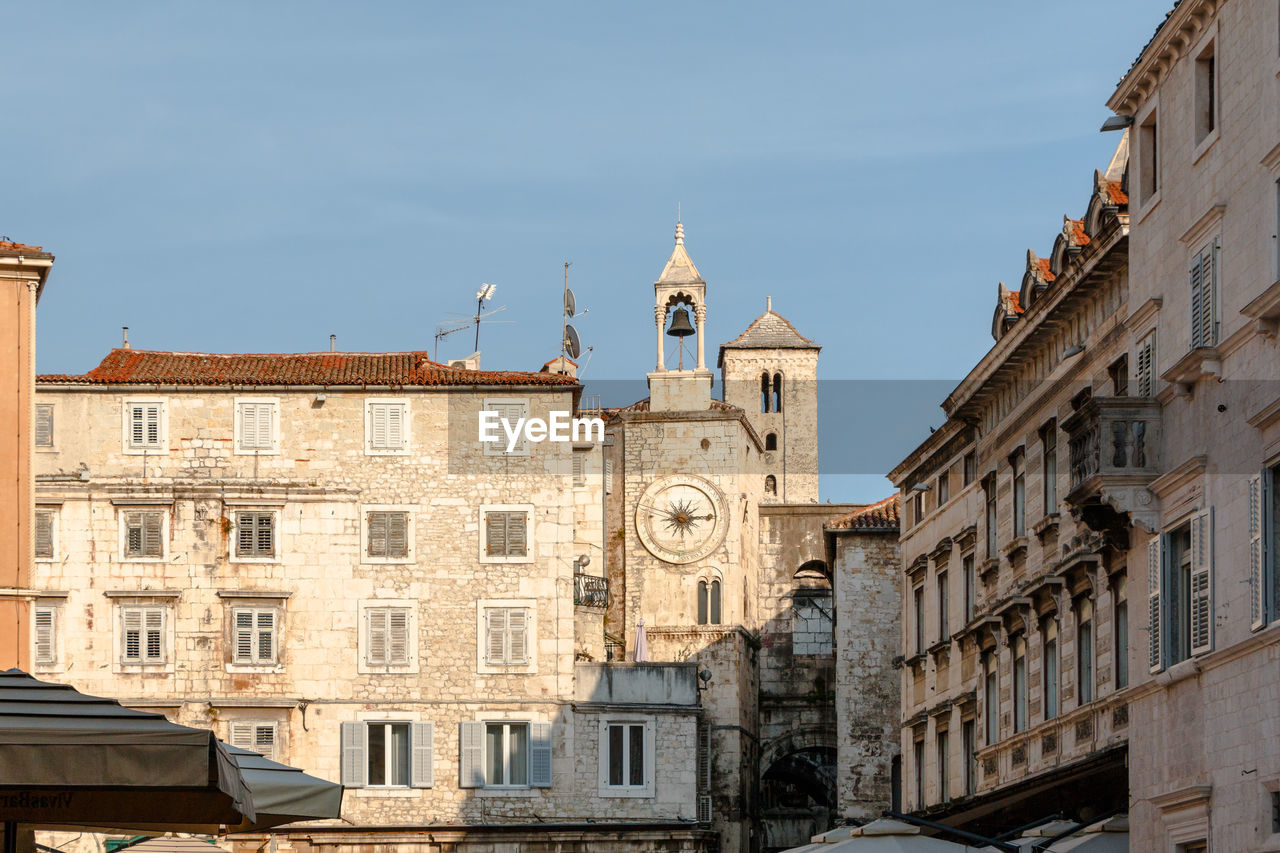 VIEW OF BUILDINGS IN CITY