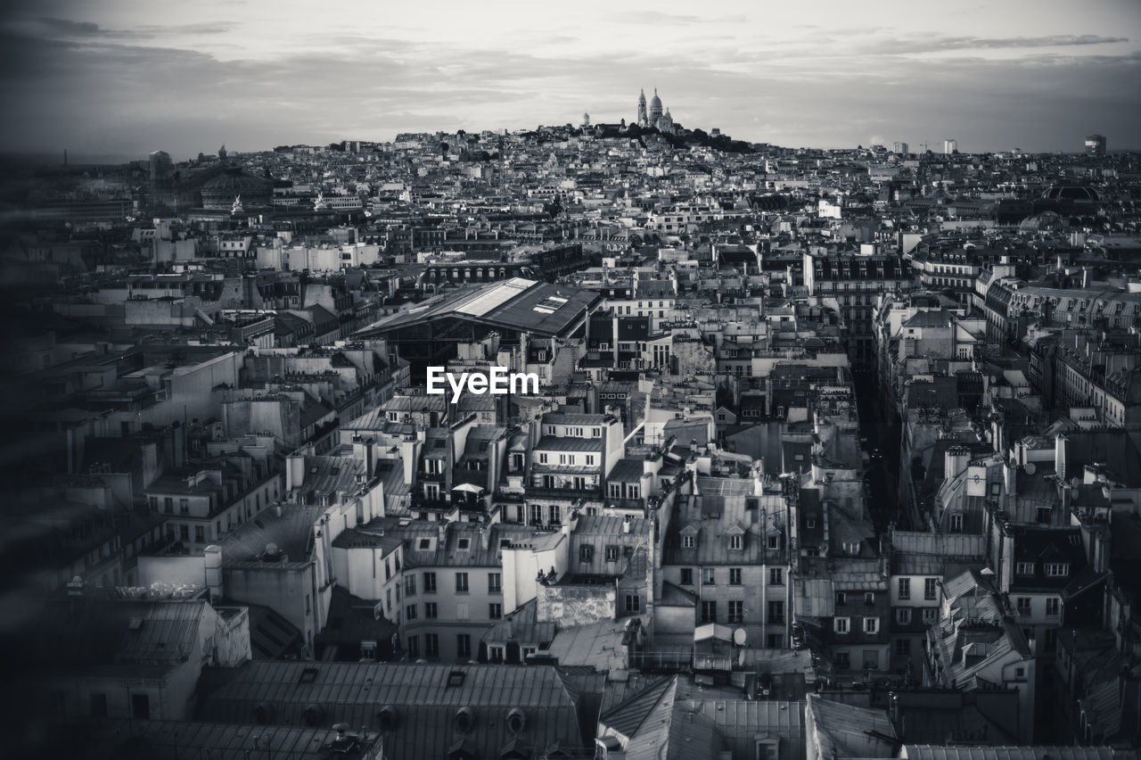 HIGH ANGLE VIEW OF TOWNSCAPE AGAINST SKY IN CITY