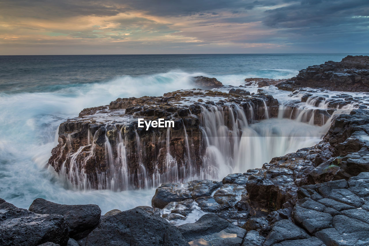 Queen's bath epic seascape on the hawaiian island of kauai