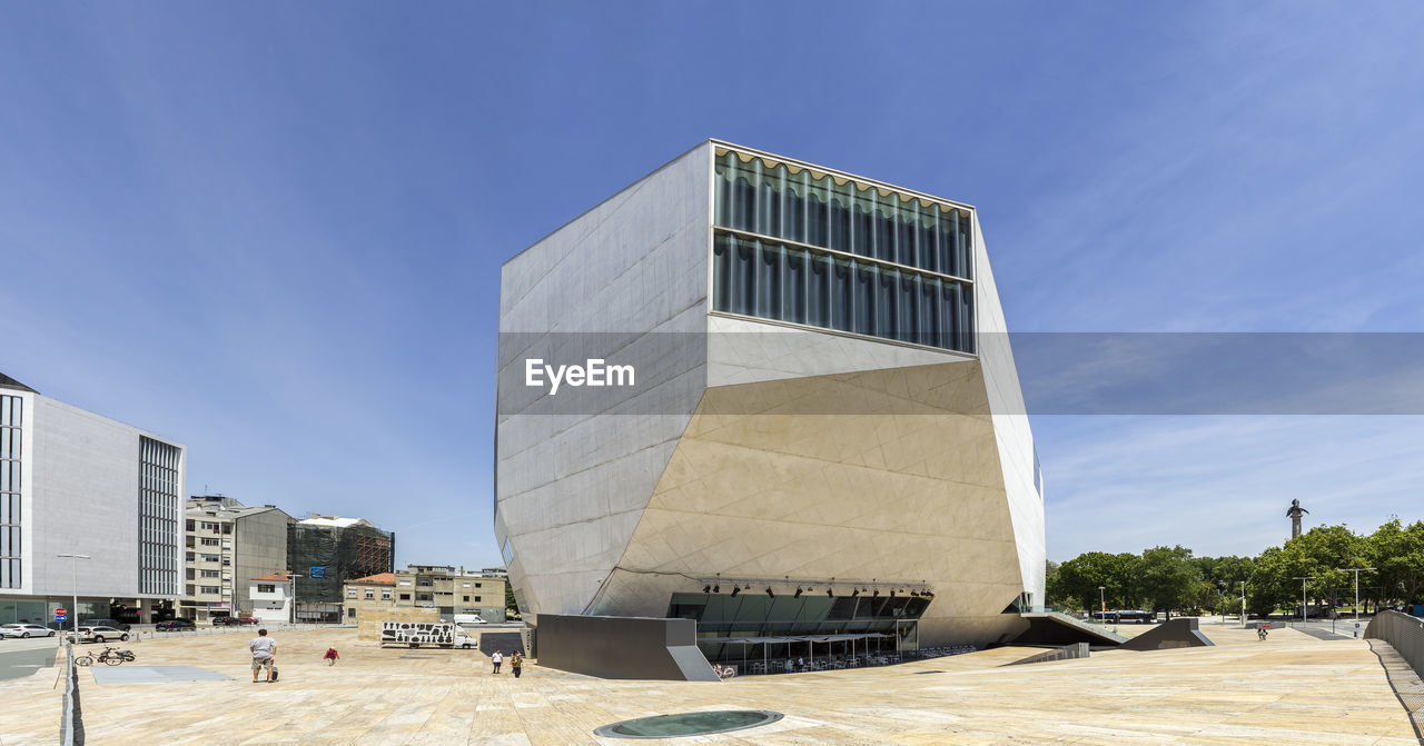 LOW ANGLE VIEW OF MODERN BUILDINGS AGAINST BLUE SKY