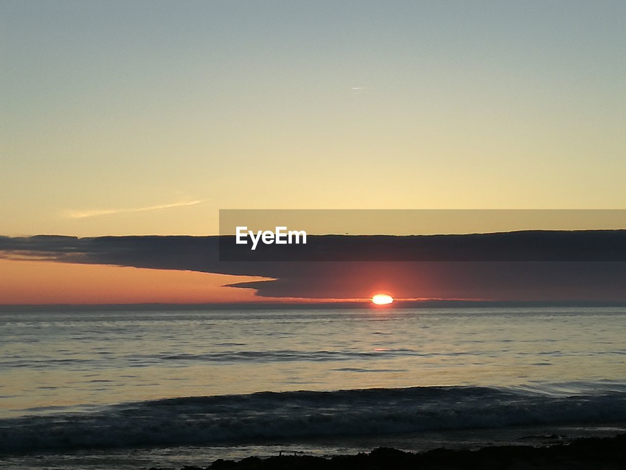 SCENIC VIEW OF SEA AGAINST ORANGE SKY