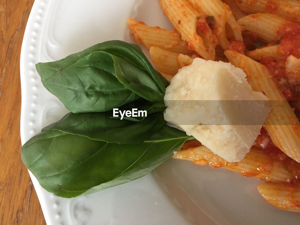 HIGH ANGLE VIEW OF VEGETABLES IN PLATE