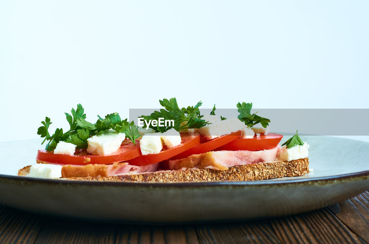 CLOSE-UP OF SALAD IN PLATE