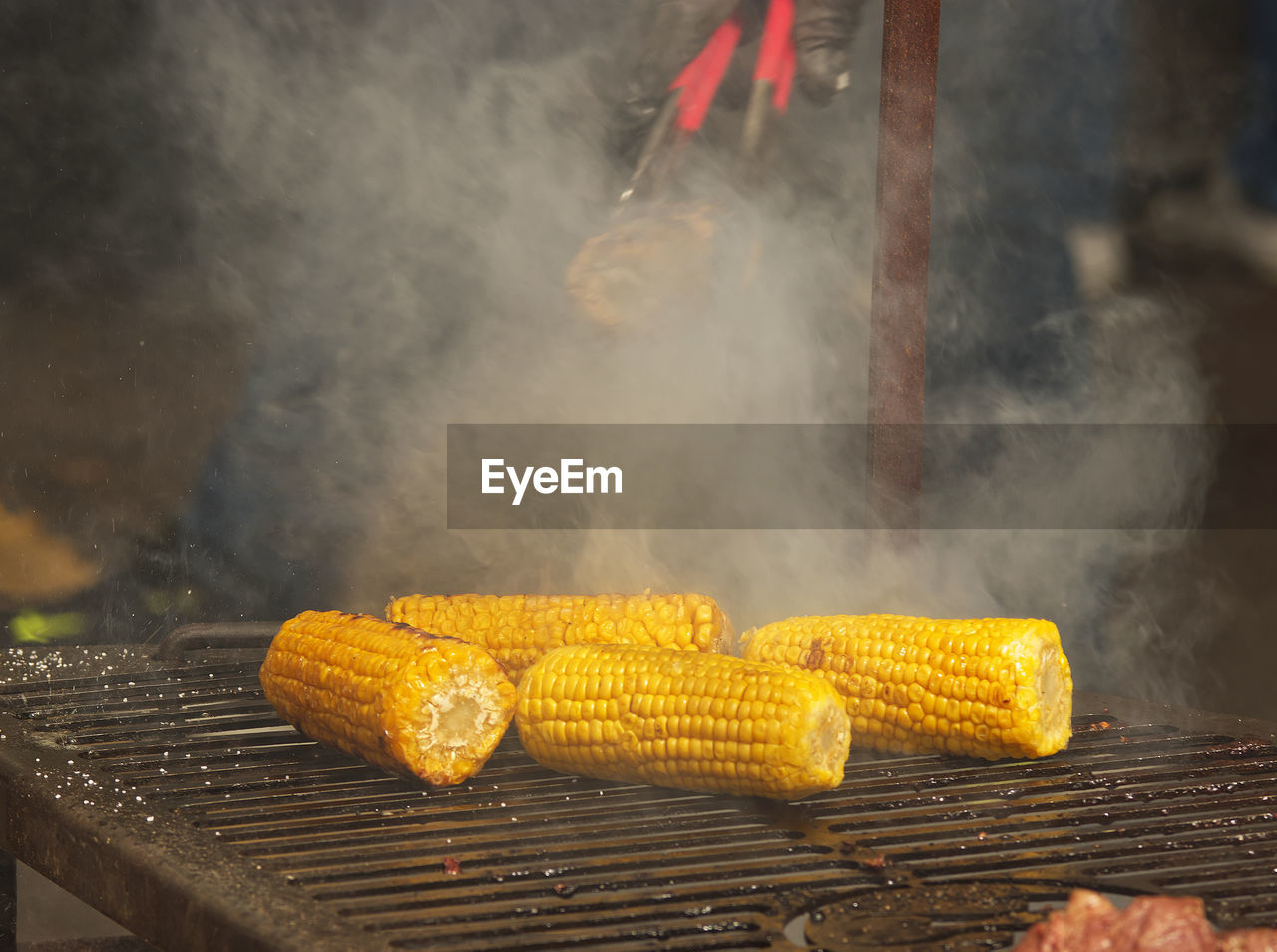 CLOSE-UP OF FOOD ON GRILL