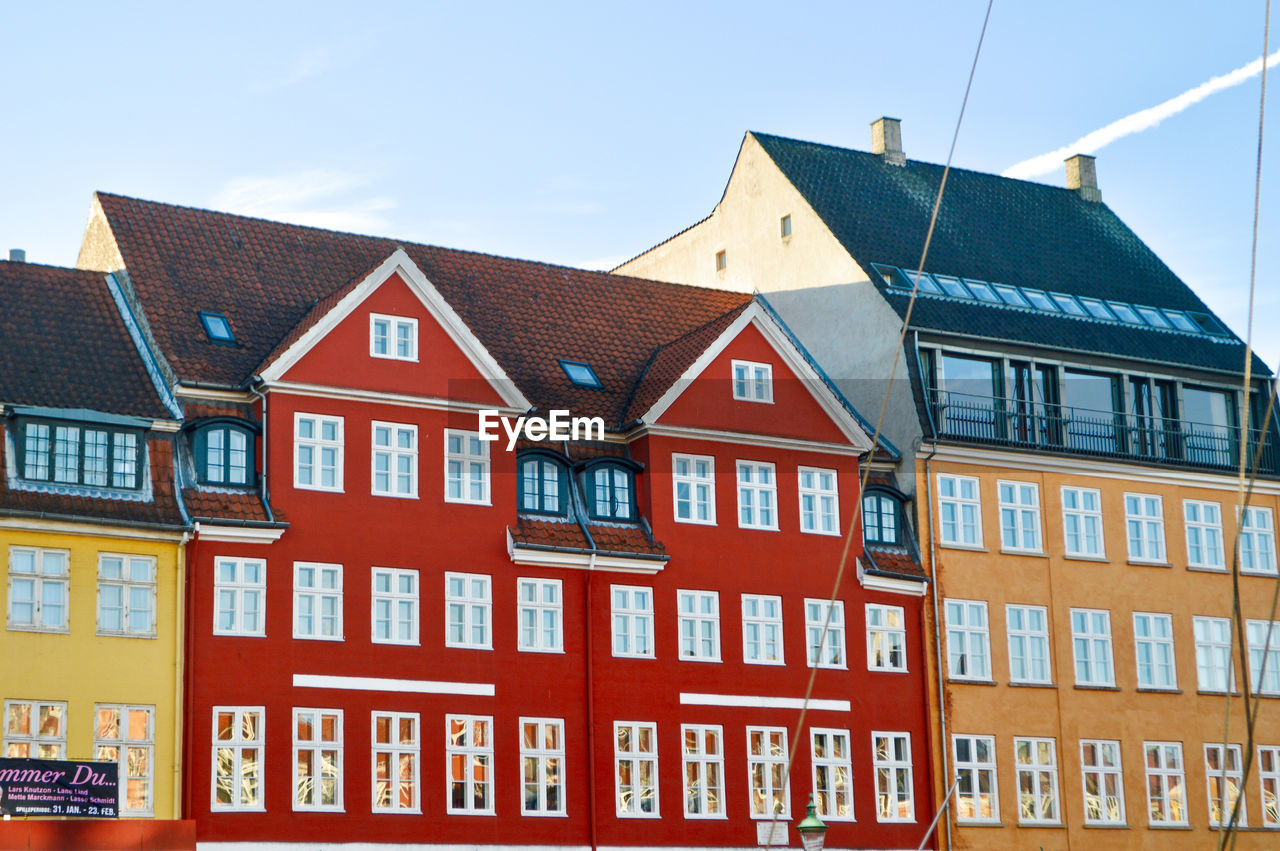 LOW ANGLE VIEW OF BUILDING IN CITY AGAINST SKY