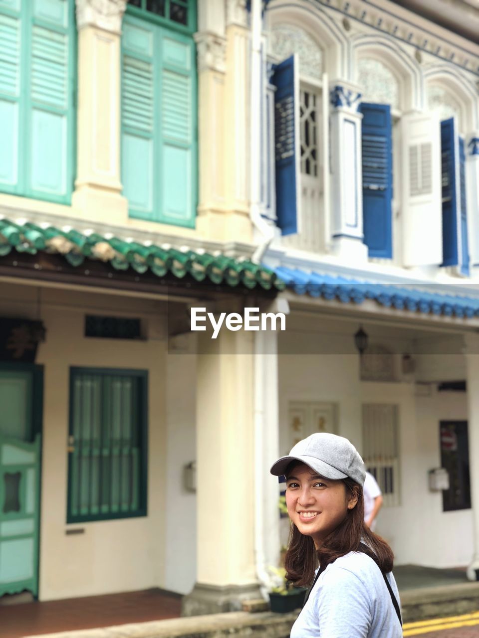 PORTRAIT OF WOMAN STANDING IN BUILDING