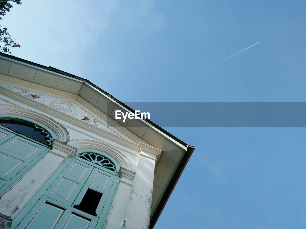 LOW ANGLE VIEW OF BUILDING AGAINST CLEAR SKY