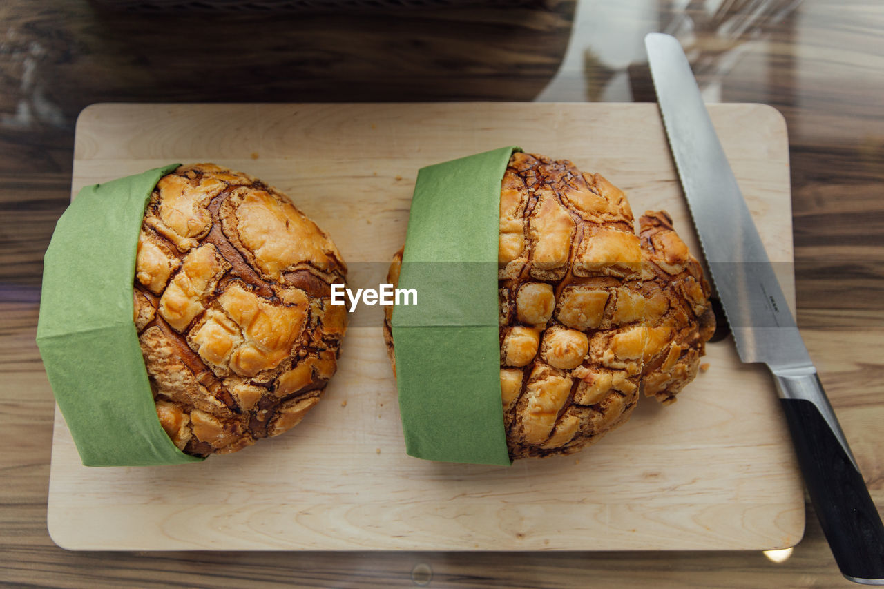 HIGH ANGLE VIEW OF BREAD ON TABLE