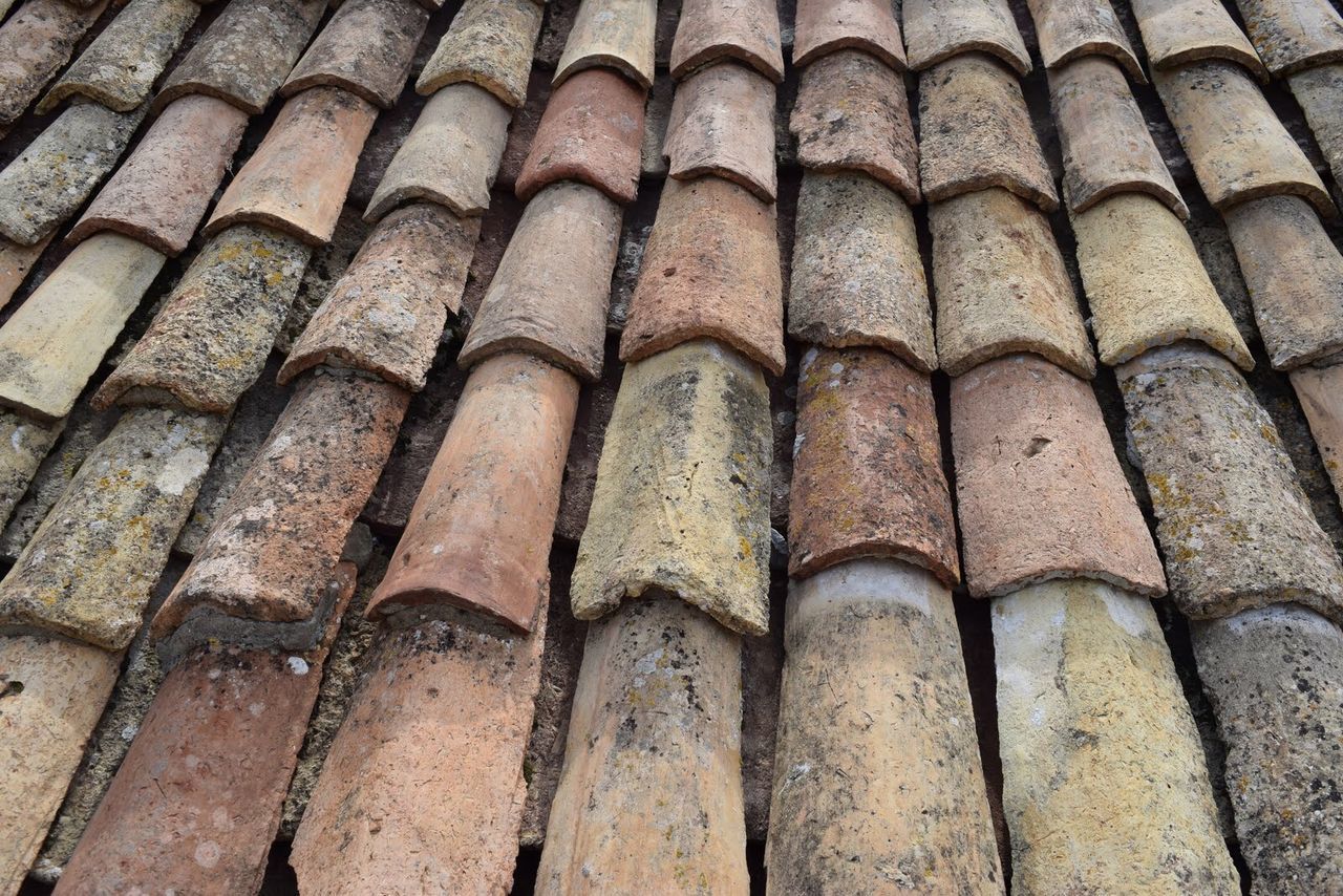 roof, tiled roof, roof tile, architecture, in a row, full frame, built structure, no people, outdoors, day, backgrounds, building exterior, close-up